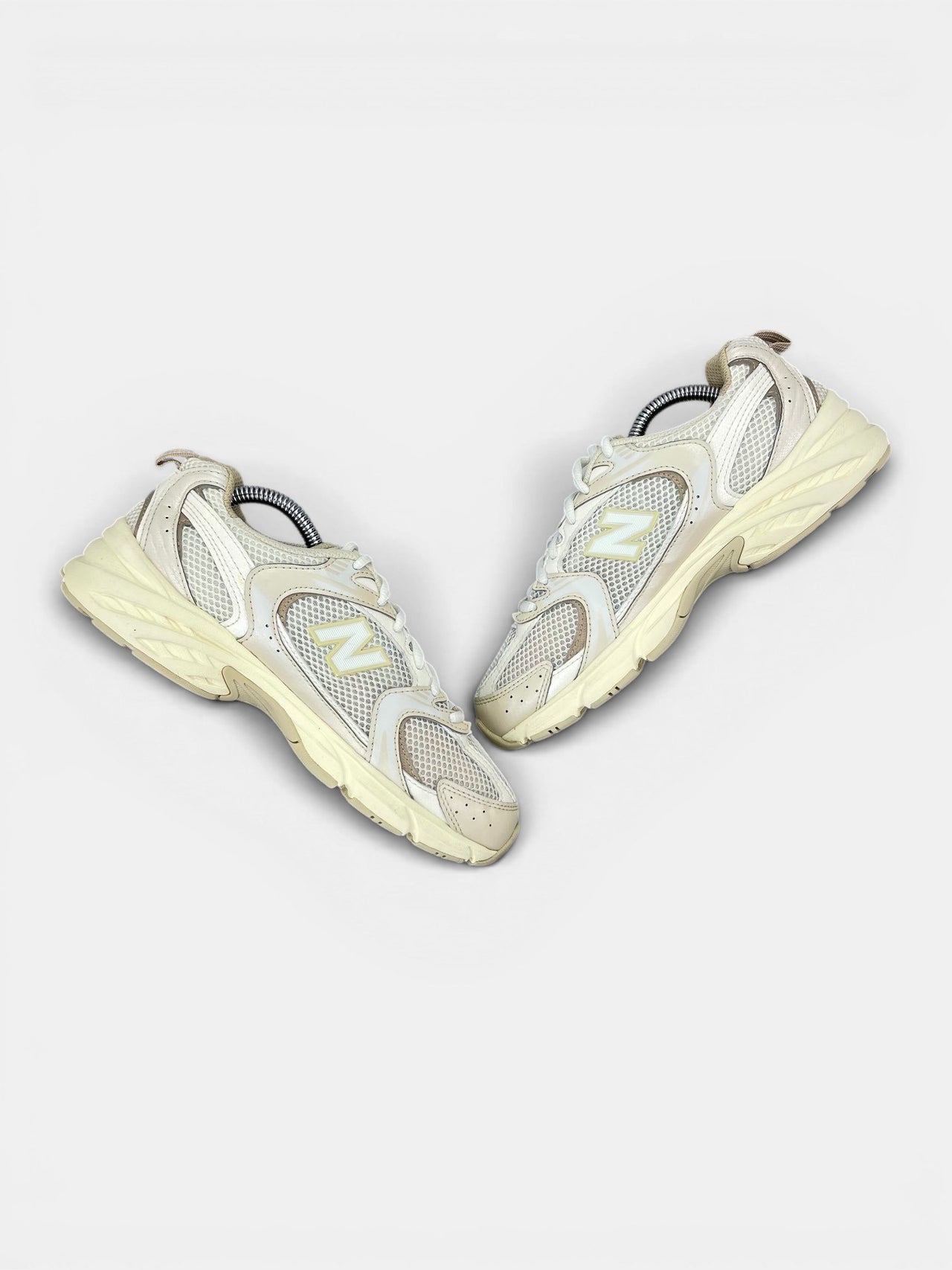 New Balance 530 Beige Angora — buty sportowe damskie w bardzo dobrym stanie rozmiar 37.5, zewnętrzny panel prawego buta