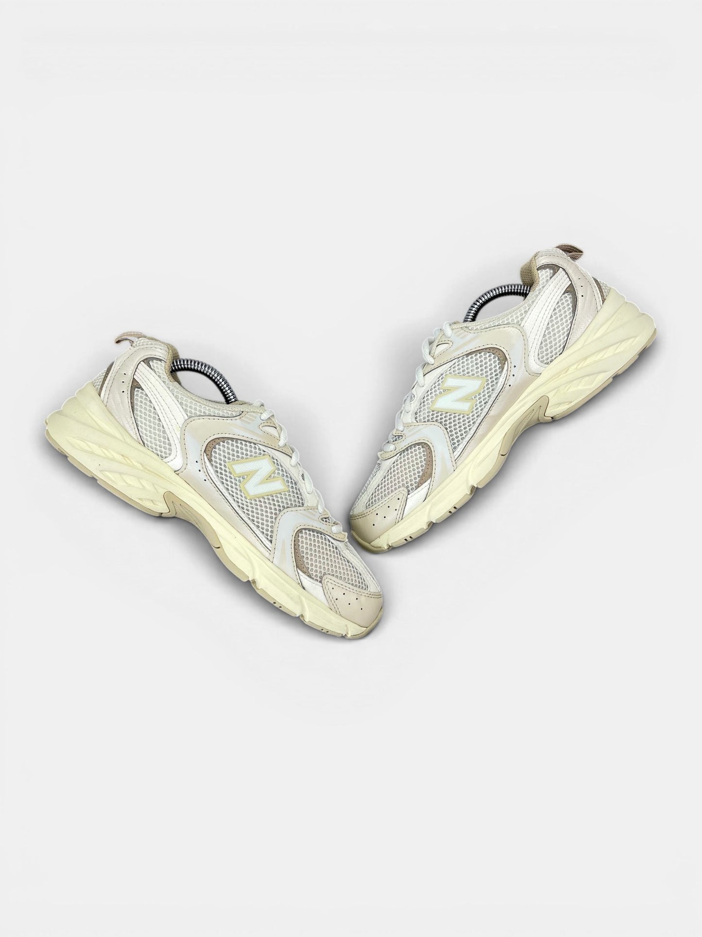 New Balance 530 Beige Angora — buty sportowe damskie w bardzo dobrym stanie rozmiar 37.5, zewnętrzny panel prawego buta