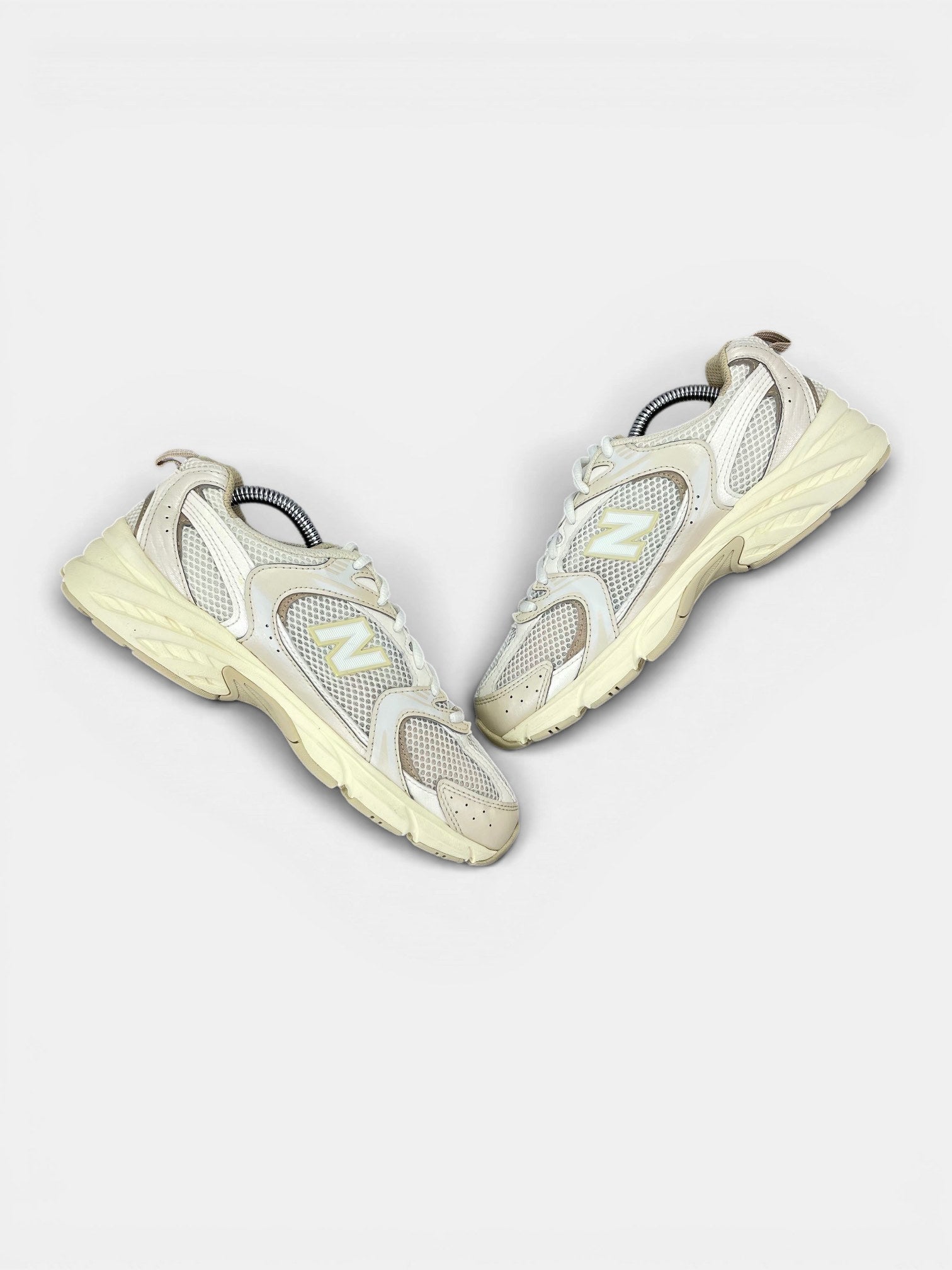New Balance 530 Beige Angora — buty sportowe damskie w bardzo dobrym stanie rozmiar 37.5, zewnętrzny panel prawego buta