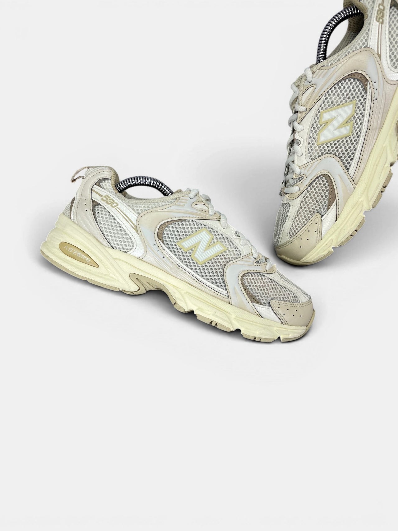 New Balance 530 Beige Angora — buty sportowe damskie w bardzo dobrym stanie rozmiar 37.5, zewnętrzny panel lewego buta