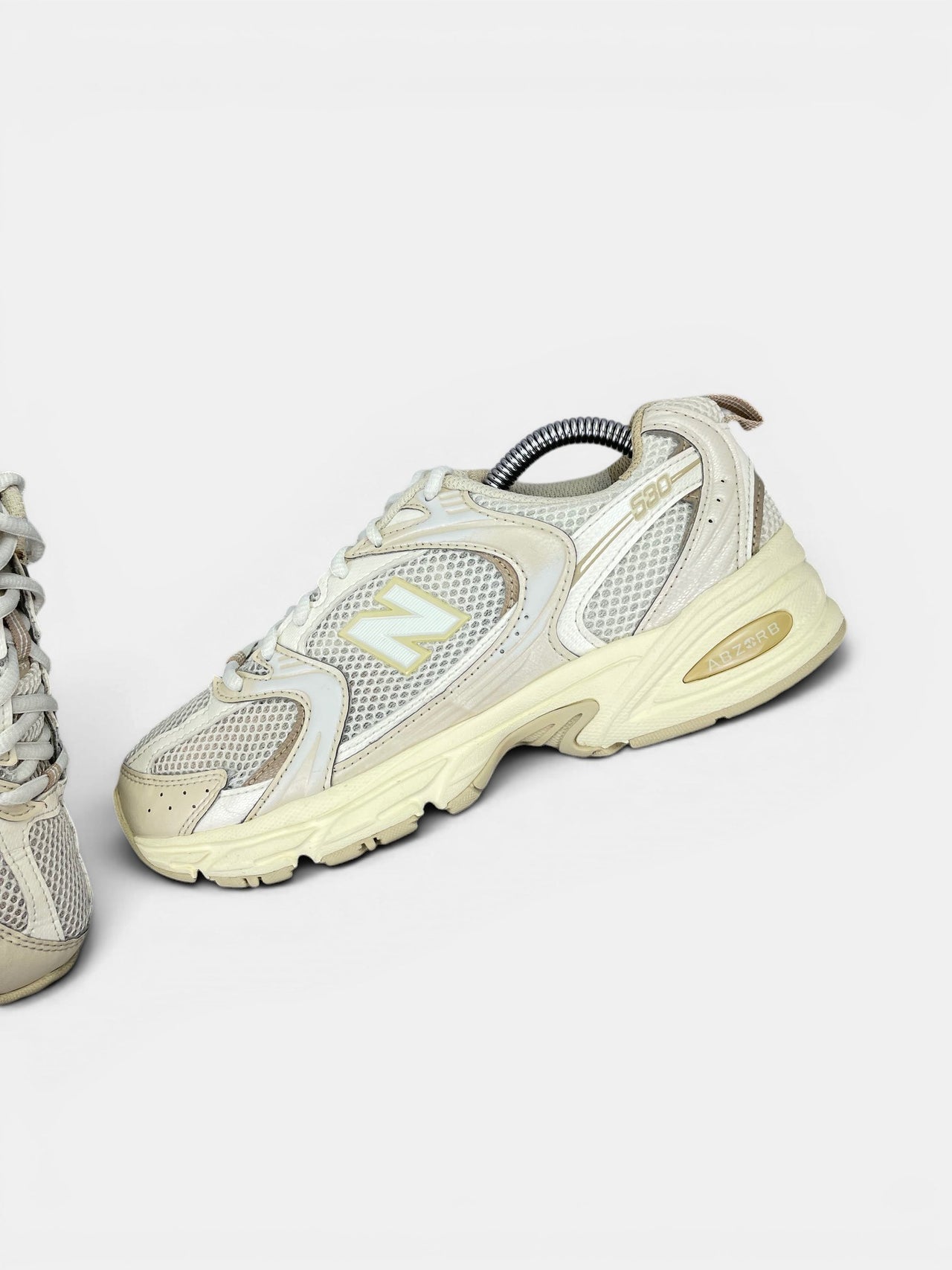 New Balance 530 Beige Angora — buty sportowe damskie w bardzo dobrym stanie rozmiar 37.5, widok z góry na wewnętrzną stronę butów