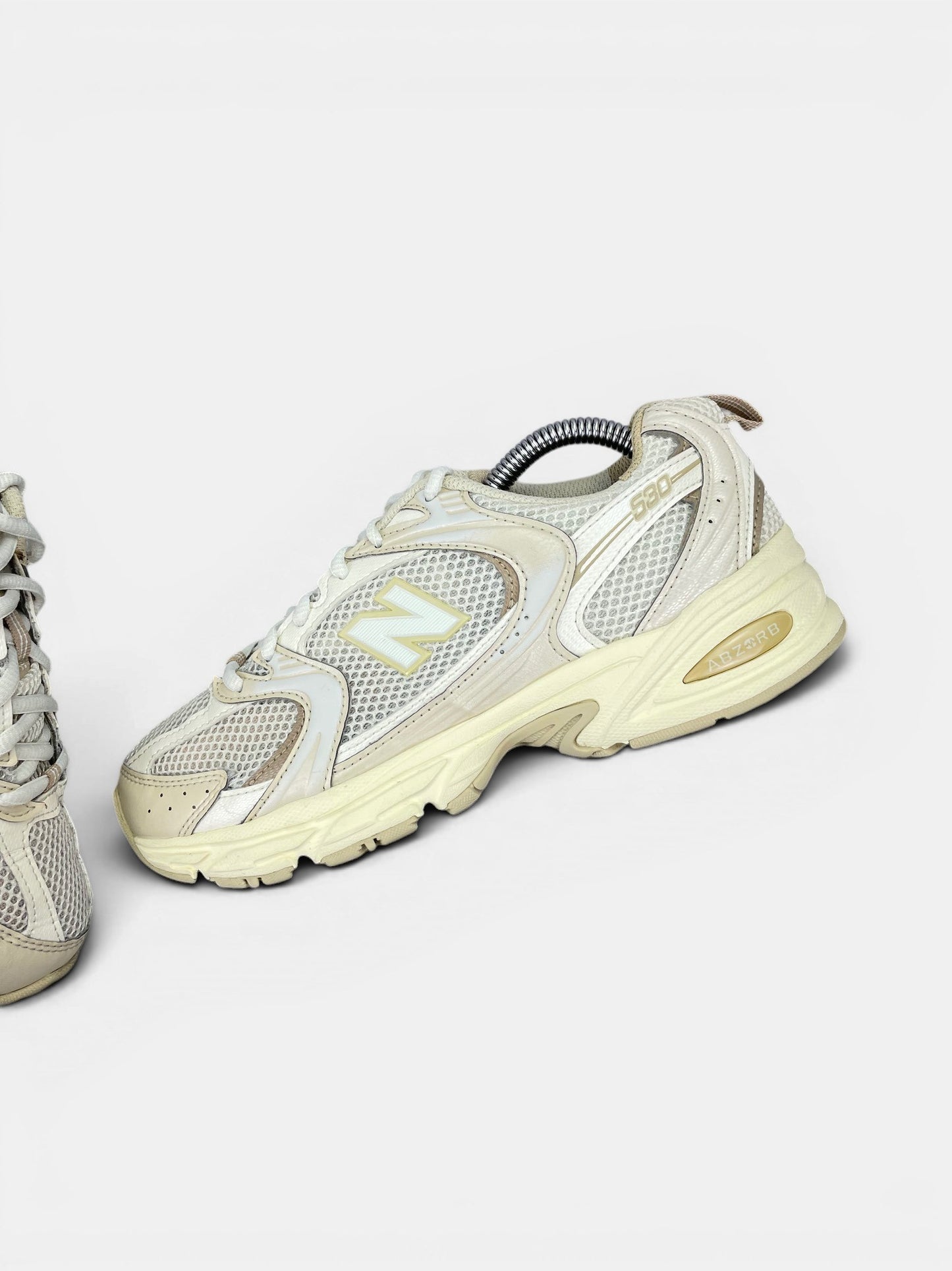 New Balance 530 Beige Angora — buty sportowe damskie w bardzo dobrym stanie rozmiar 37.5, widok z góry na wewnętrzną stronę butów