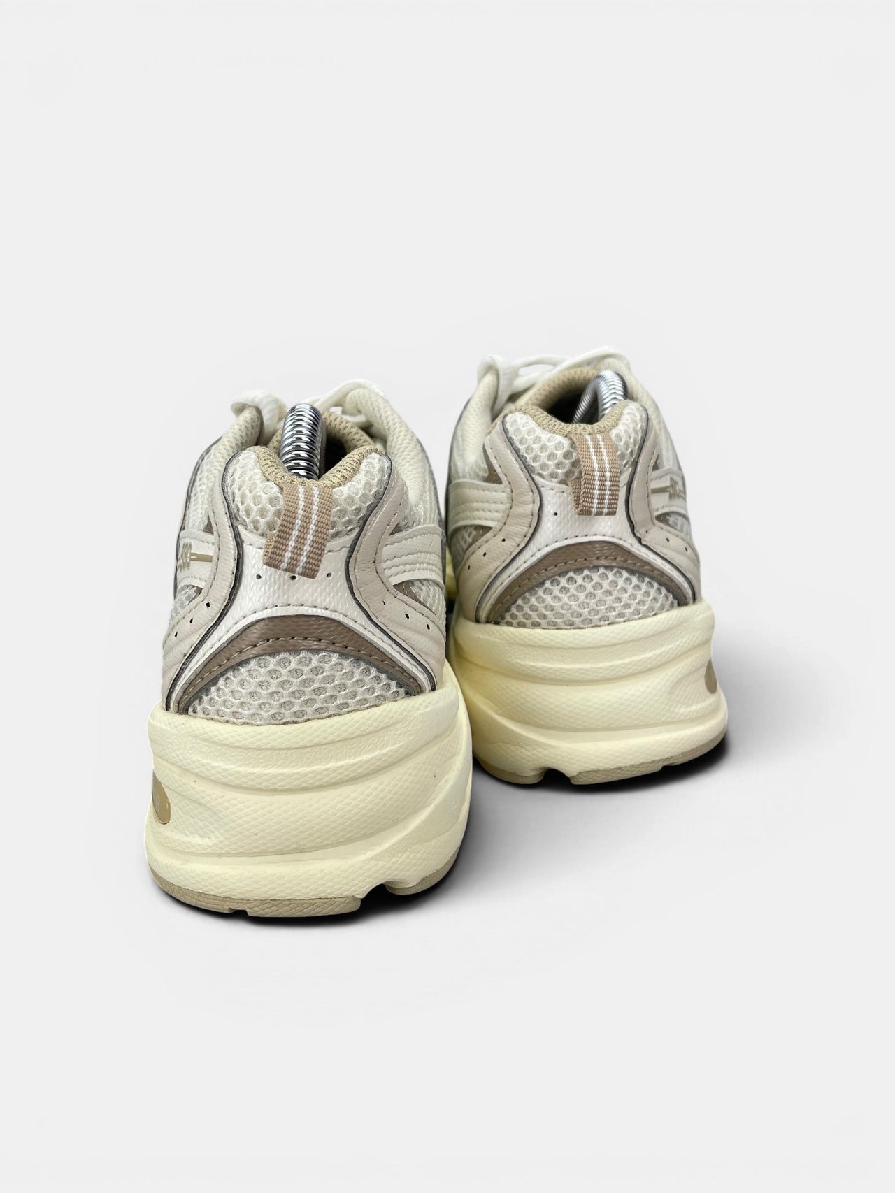 New Balance 530 Beige Angora — buty sportowe damskie w bardzo dobrym stanie rozmiar 37.5, widok z tyłu