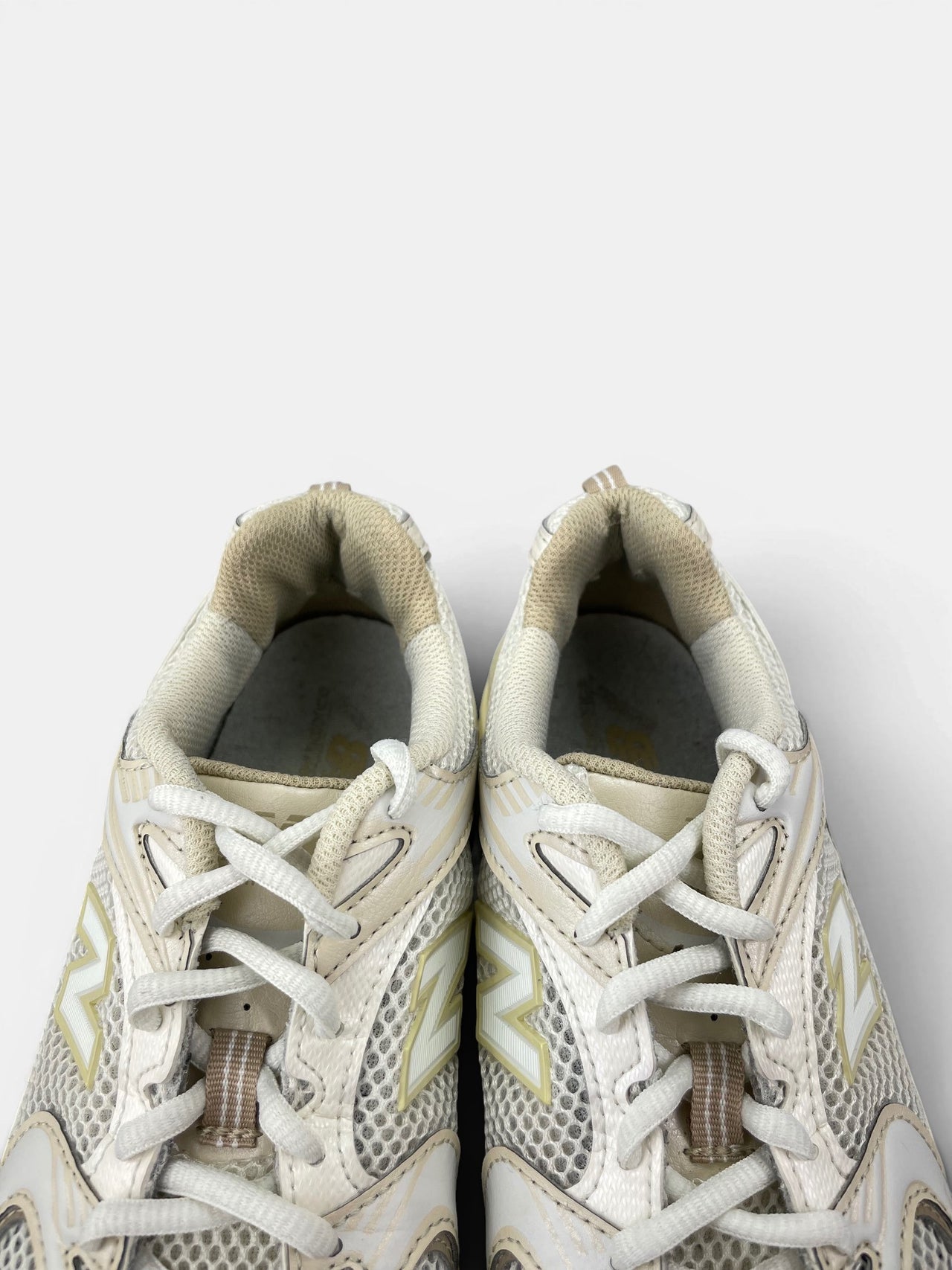 New Balance 530 Beige Angora — buty sportowe damskie w bardzo dobrym stanie rozmiar 37.5, zapiętki butów