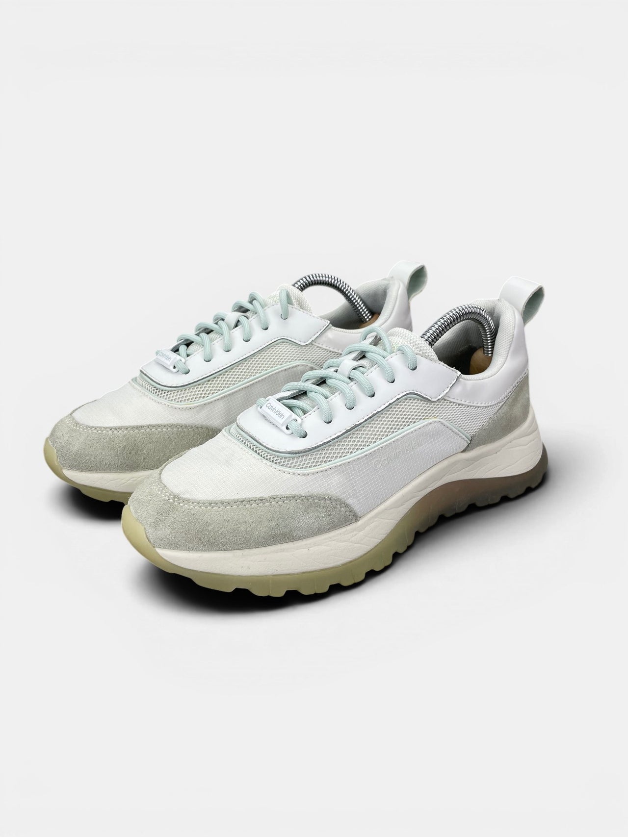 Calvin Klein Sneakers — buty sportowe damskie w bardzo dobrym stanie rozmiar 38, widok z boku