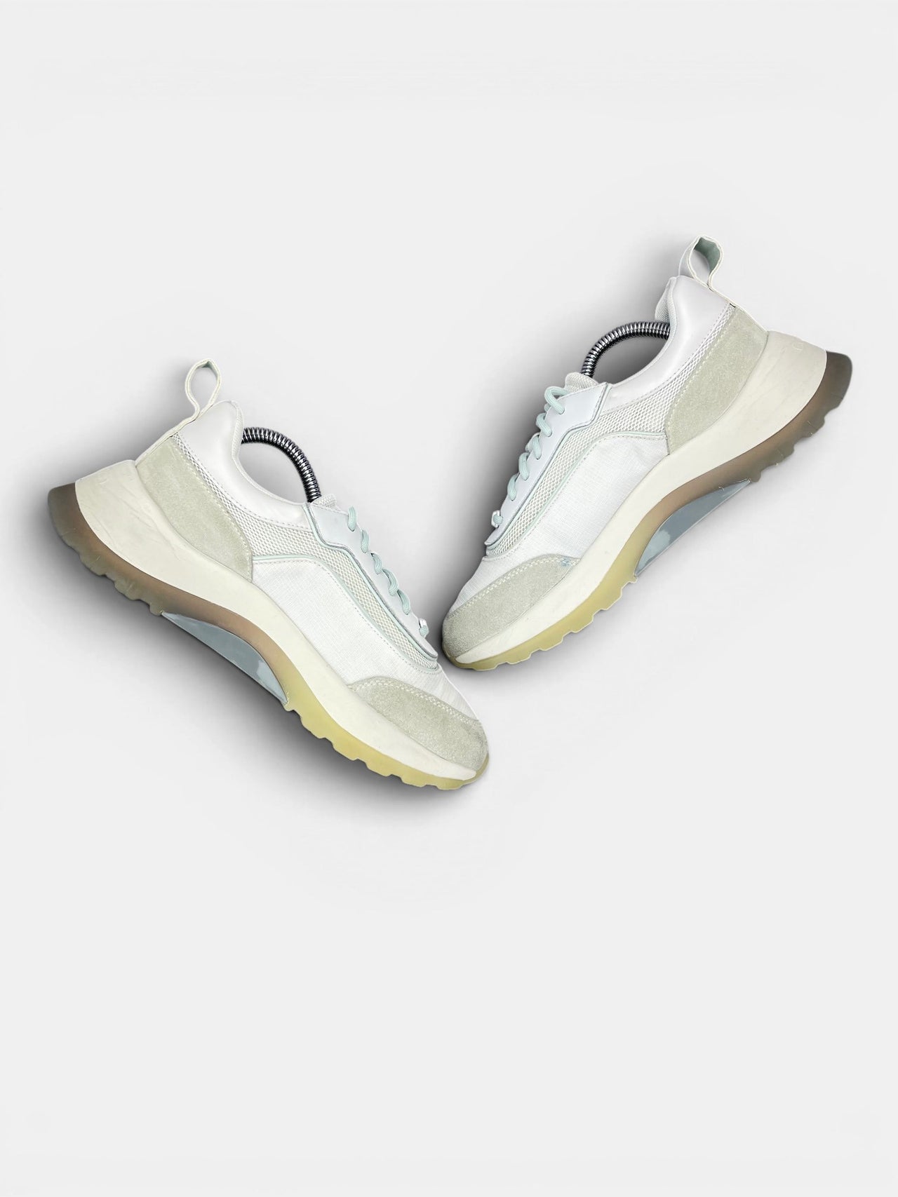 Calvin Klein Sneakers — buty sportowe damskie w bardzo dobrym stanie rozmiar 38, zewnętrzny panel prawego buta