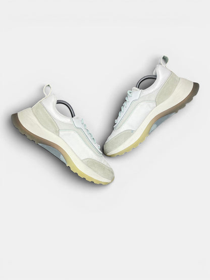 Calvin Klein Sneakers — buty sportowe damskie w bardzo dobrym stanie rozmiar 38, zewnętrzny panel prawego buta
