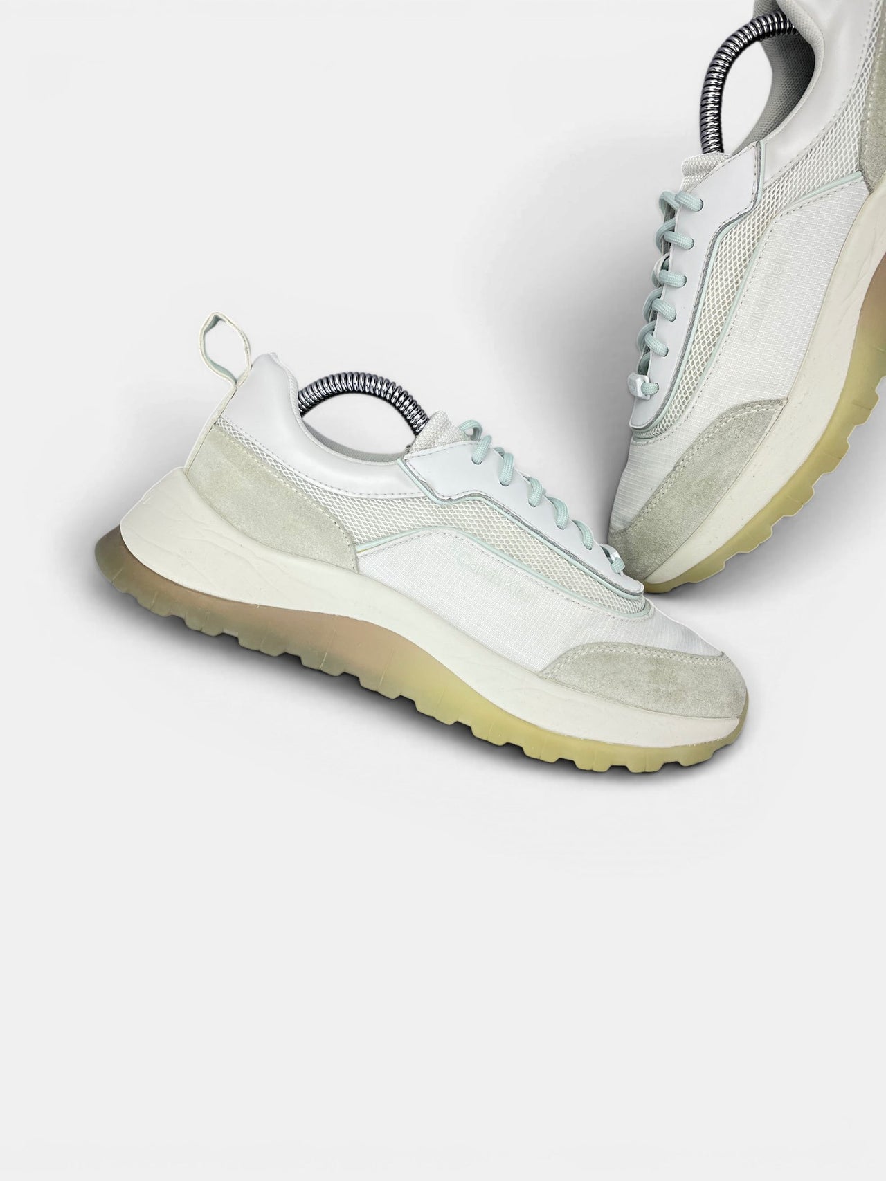 Calvin Klein Sneakers — buty sportowe damskie w bardzo dobrym stanie rozmiar 38, zewnętrzny panel lewego buta