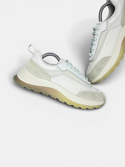 Calvin Klein Sneakers — buty sportowe damskie w bardzo dobrym stanie rozmiar 38, zewnętrzny panel lewego buta