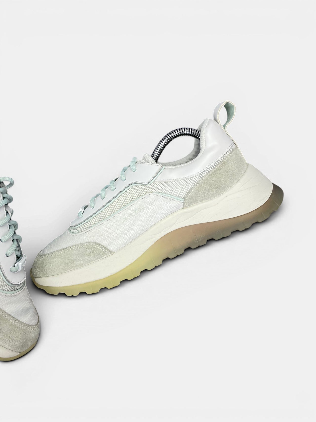 Calvin Klein Sneakers — buty sportowe damskie w bardzo dobrym stanie rozmiar 38, widok z góry na wewnętrzną stronę butów