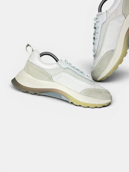 Calvin Klein Sneakers — buty sportowe damskie w bardzo dobrym stanie rozmiar 38, wewnętrzny panel lewego buta