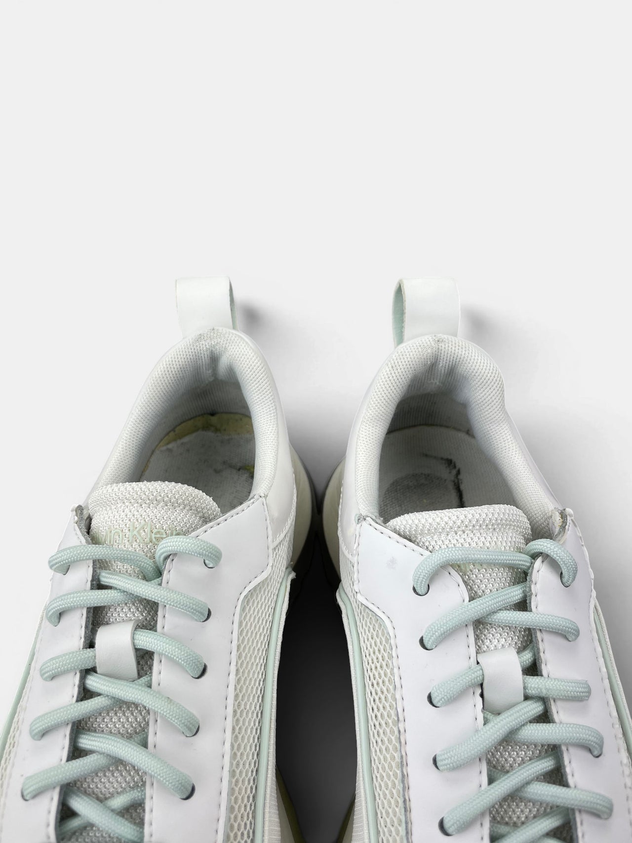 Calvin Klein Sneakers — buty sportowe damskie w bardzo dobrym stanie rozmiar 38, zapiętki butów
