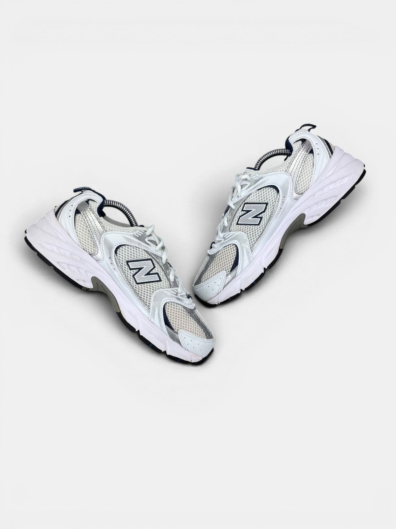New Balance 530 — buty sportowe damskie w bardzo dobrym stanie rozmiar 38, zewnętrzny panel prawego buta