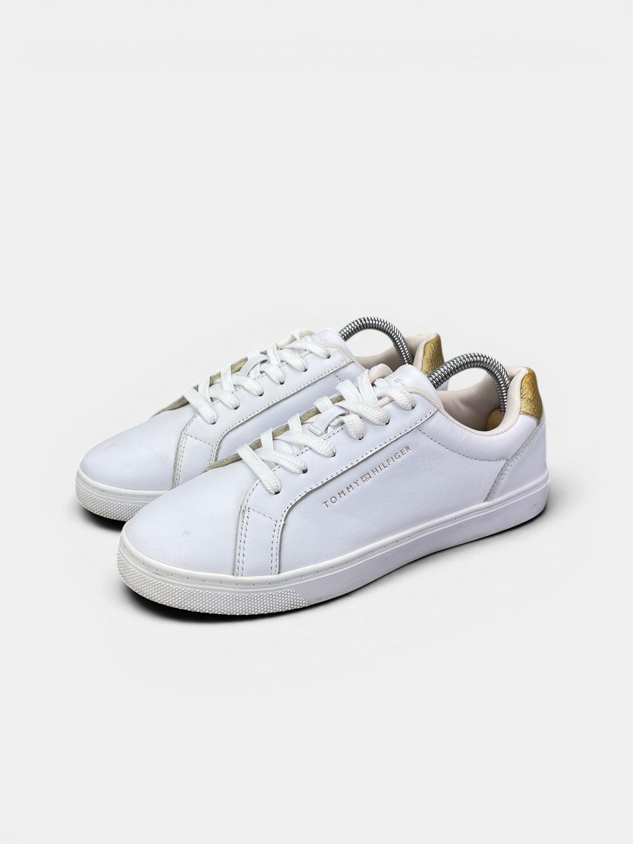 Tommy Hilfiger Essential — buty sportowe damskie w bardzo dobrym stanie rozmiar 38, widok z boku