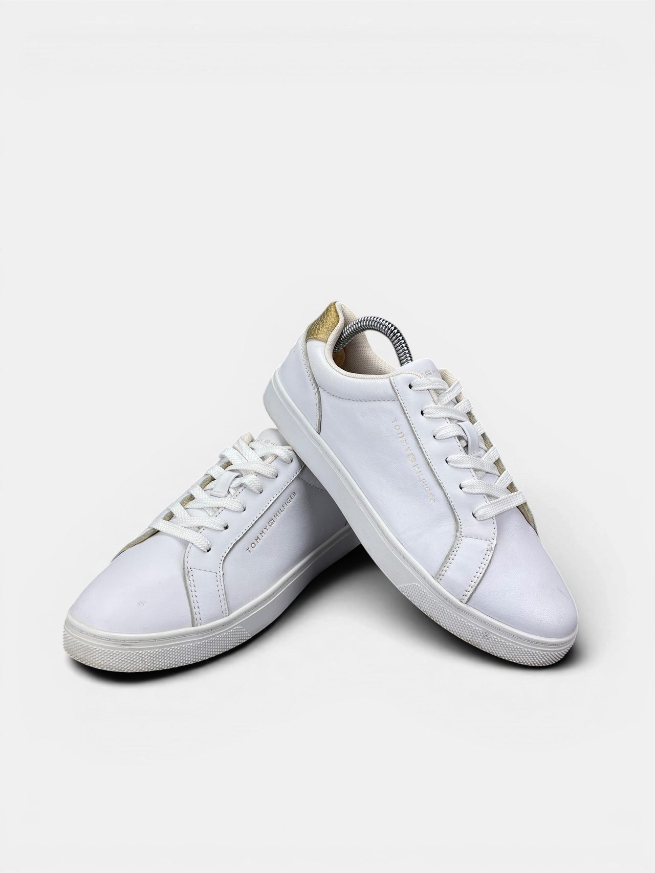 Tommy Hilfiger Essential — buty sportowe damskie w bardzo dobrym stanie rozmiar 38, boczny profil