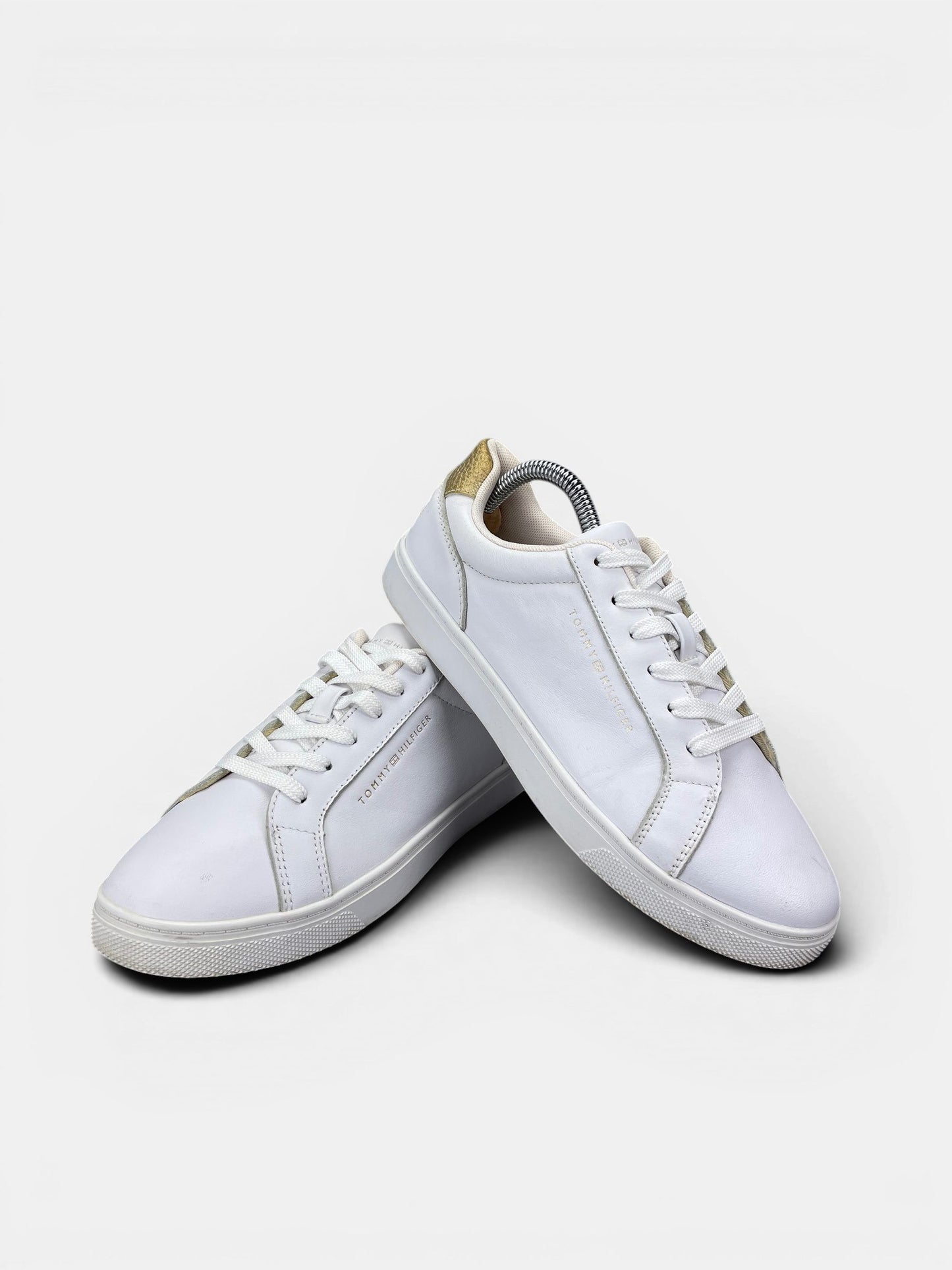 Tommy Hilfiger Essential — buty sportowe damskie w bardzo dobrym stanie rozmiar 38, boczny profil