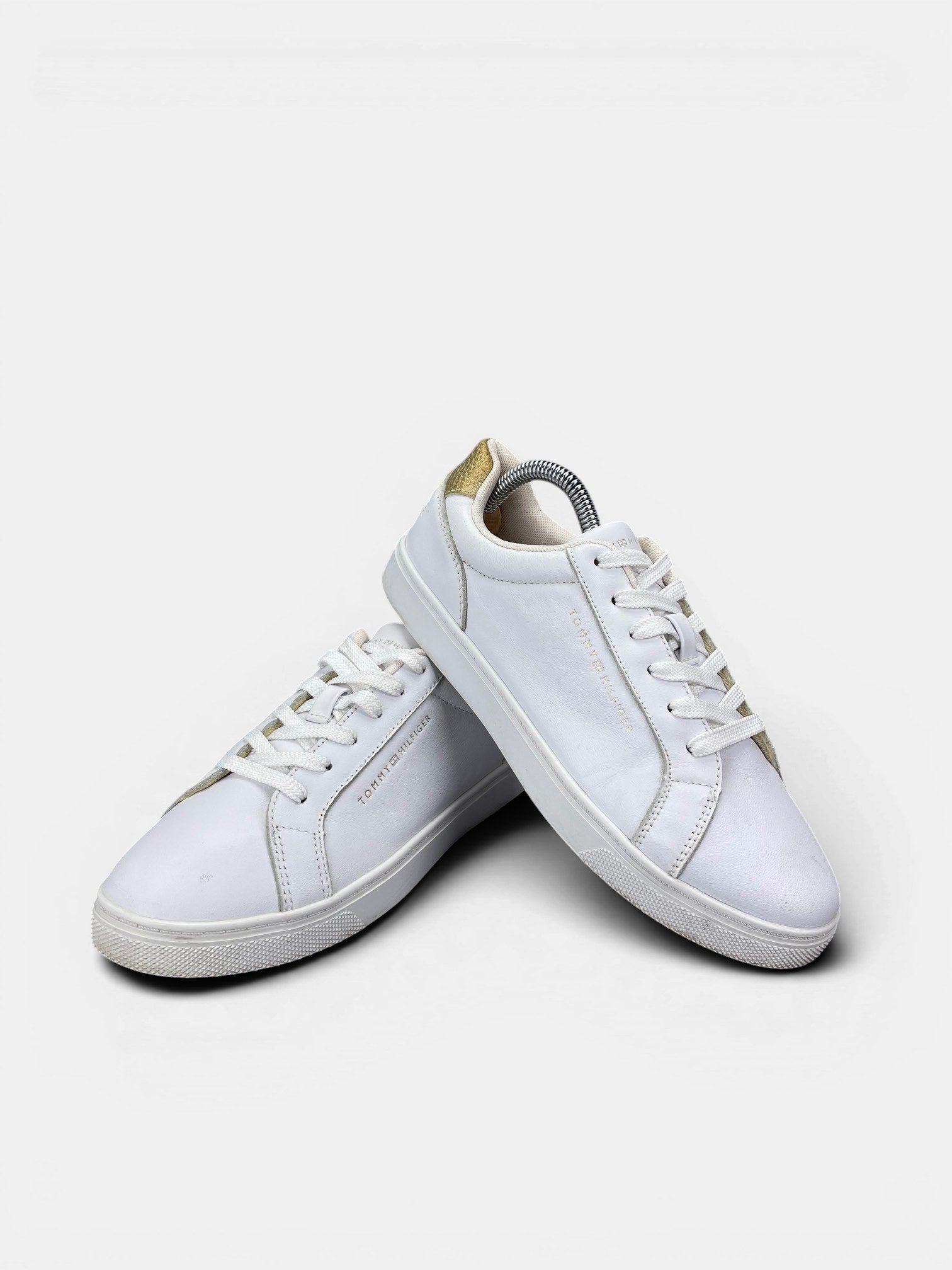 Tommy Hilfiger Essential — buty sportowe damskie w bardzo dobrym stanie rozmiar 38, boczny profil