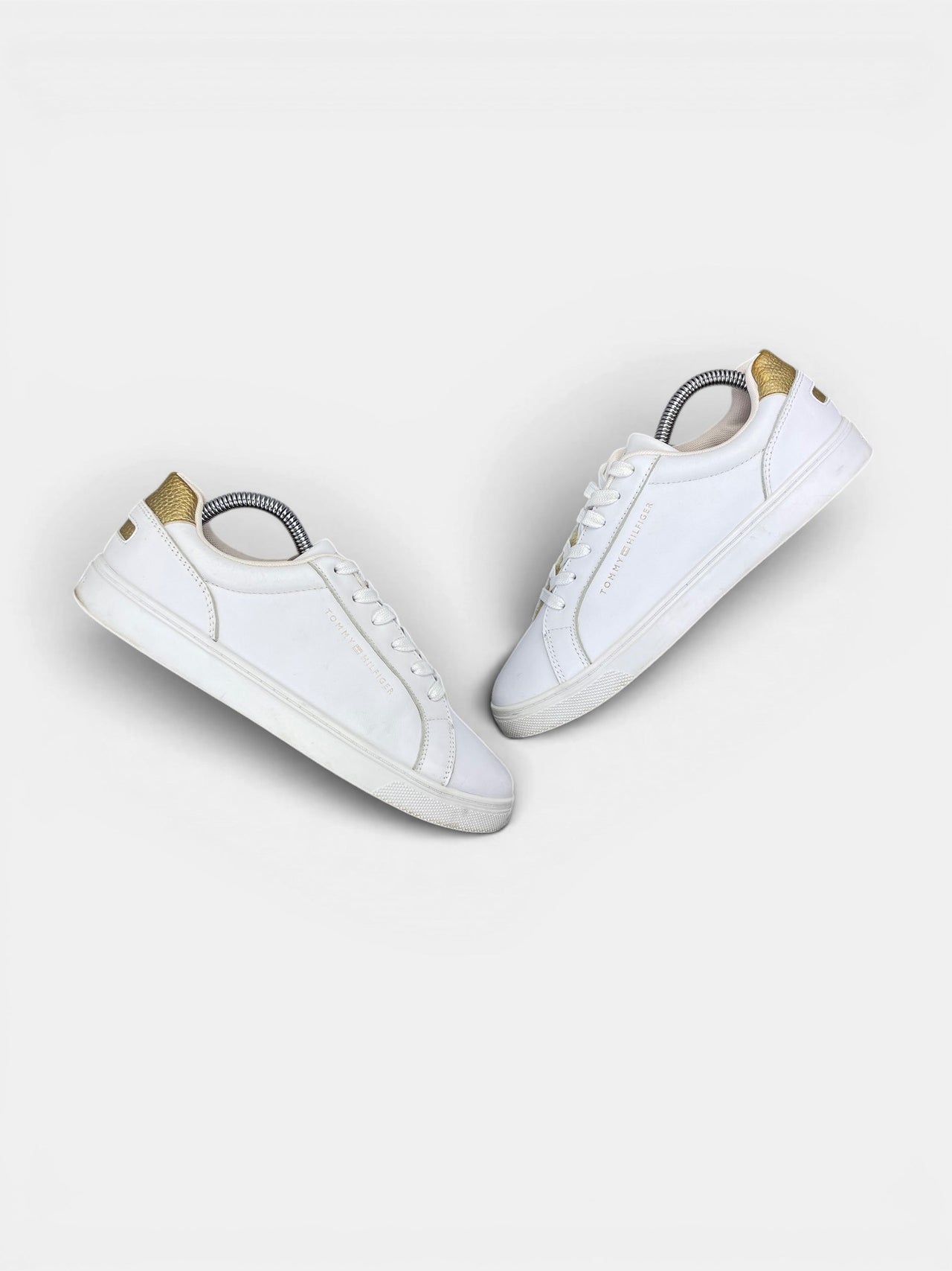 Tommy Hilfiger Essential — buty sportowe damskie w bardzo dobrym stanie rozmiar 38, widok z góry na zewnętrzną stronę butów