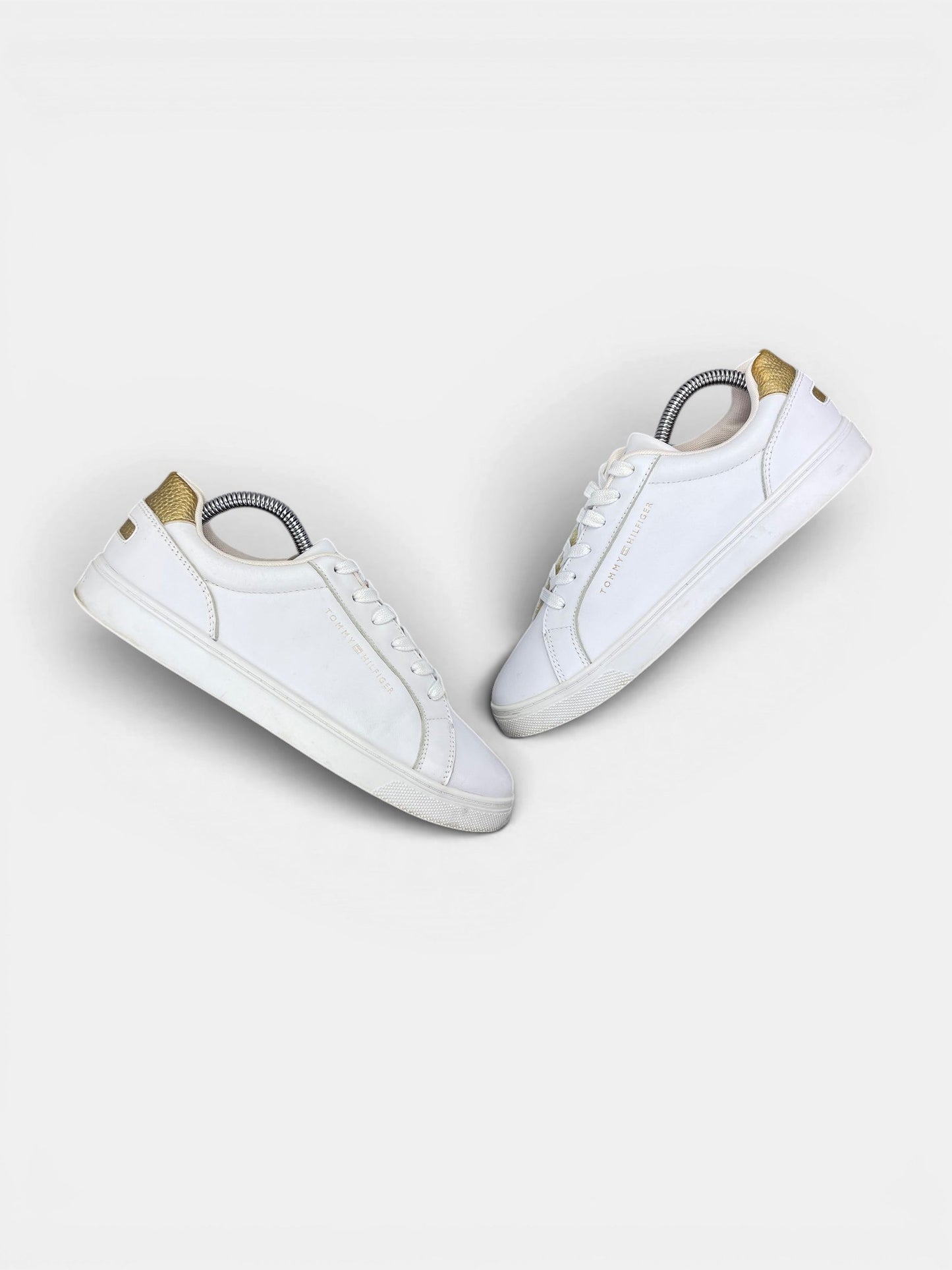 Tommy Hilfiger Essential — buty sportowe damskie w bardzo dobrym stanie rozmiar 38, widok z góry na zewnętrzną stronę butów