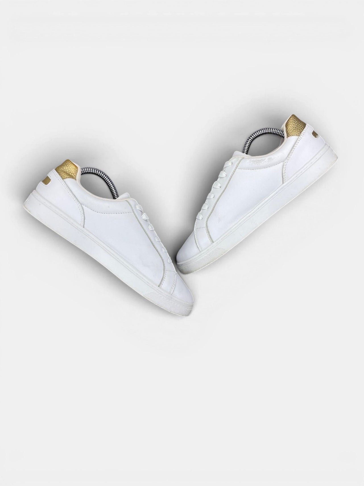 Tommy Hilfiger Essential — buty sportowe damskie w bardzo dobrym stanie rozmiar 38, zewnętrzny panel prawego buta