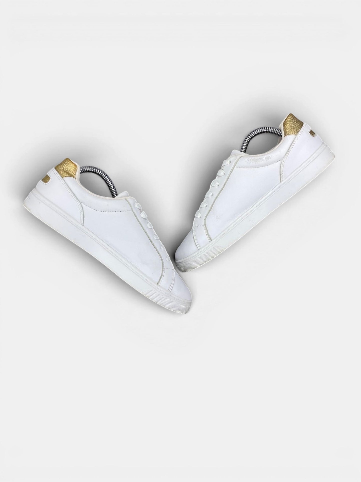Tommy Hilfiger Essential — buty sportowe damskie w bardzo dobrym stanie rozmiar 38, zewnętrzny panel prawego buta