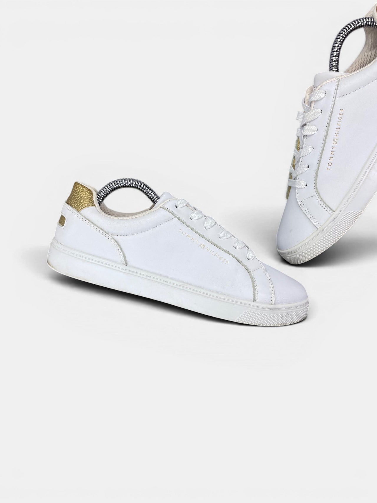 Tommy Hilfiger Essential — buty sportowe damskie w bardzo dobrym stanie rozmiar 38, zewnętrzny panel lewego buta