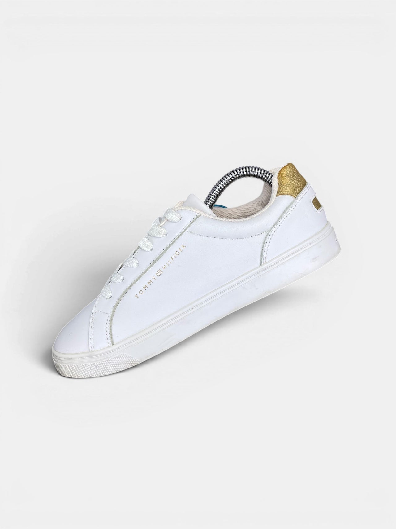 Tommy Hilfiger Essential — buty sportowe damskie w bardzo dobrym stanie rozmiar 38, widok z góry na wewnętrzną stronę butów