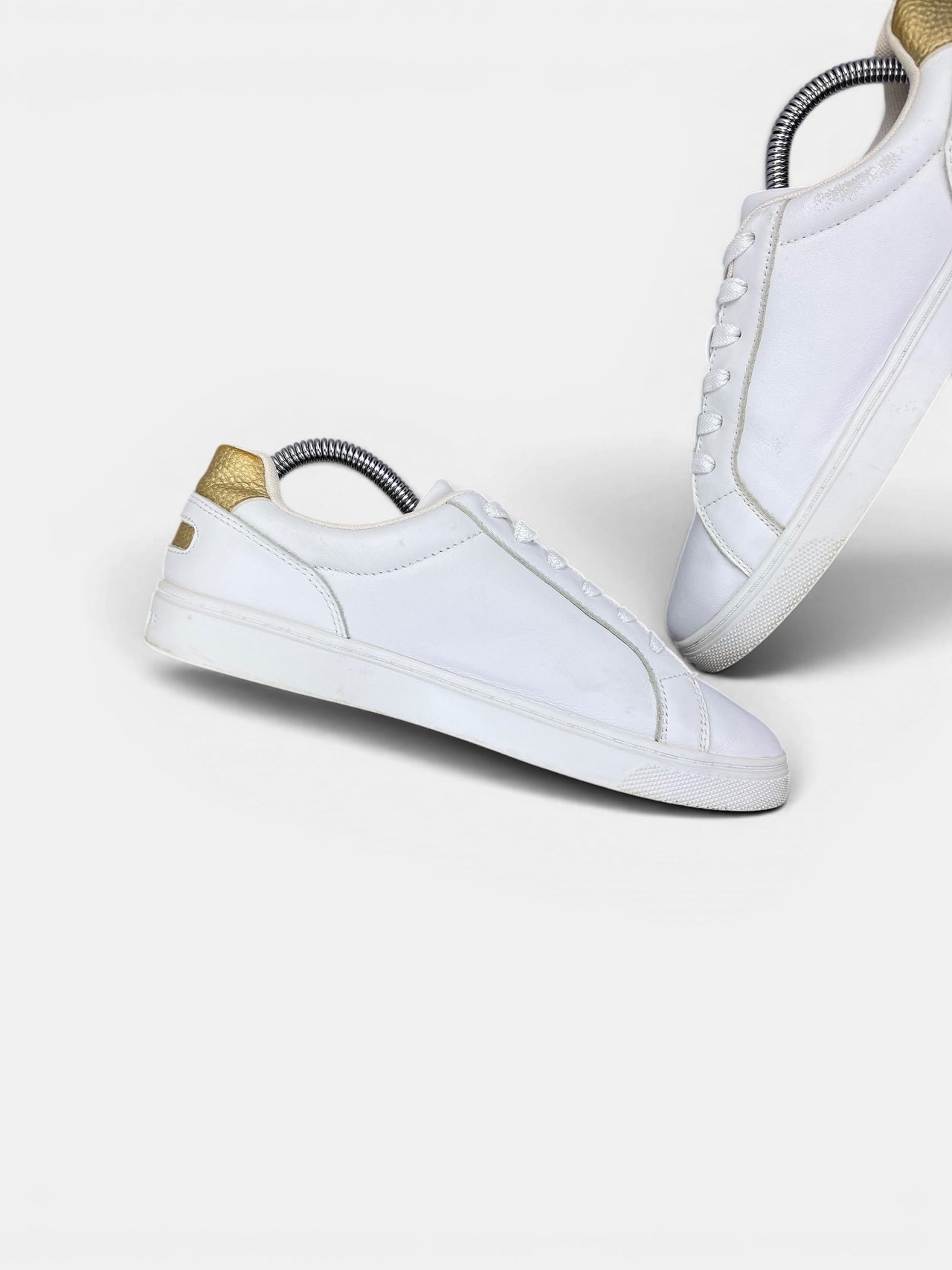 Tommy Hilfiger Essential — buty sportowe damskie w bardzo dobrym stanie rozmiar 38, wewnętrzny panel lewego buta