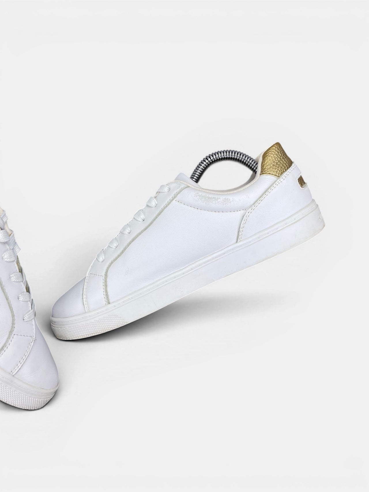 Tommy Hilfiger Essential — buty sportowe damskie w bardzo dobrym stanie rozmiar 38, wewnętrzny panel prawego buta
