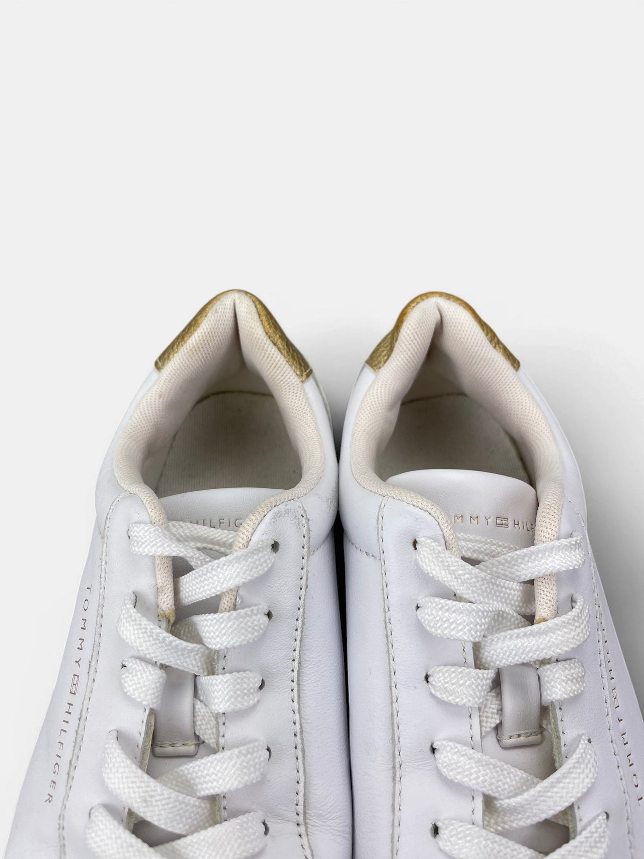 Tommy Hilfiger Essential — buty sportowe damskie w bardzo dobrym stanie rozmiar 38, zapiętki butów