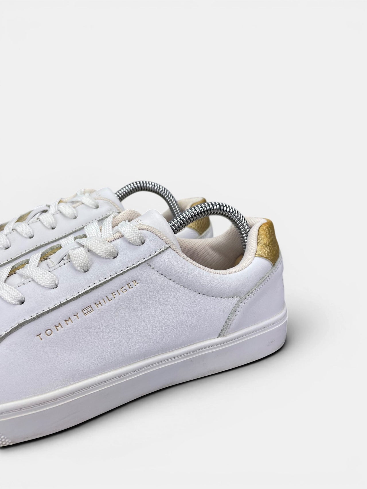 Tommy Hilfiger Essential — buty sportowe damskie w bardzo dobrym stanie rozmiar 38, opcjonalne zdjęcie 1