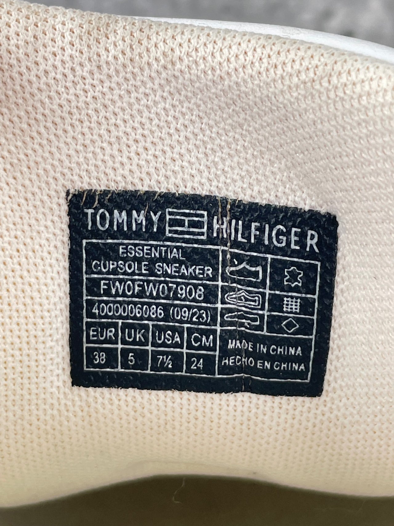 Tommy Hilfiger Essential — buty sportowe damskie w bardzo dobrym stanie rozmiar 38, opcjonalne zdjęcie 2