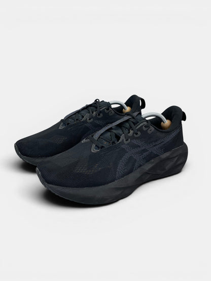 Asics Novablast 5 — buty sportowe męskie w bardzo dobrym stanie rozmiar 44, widok z boku