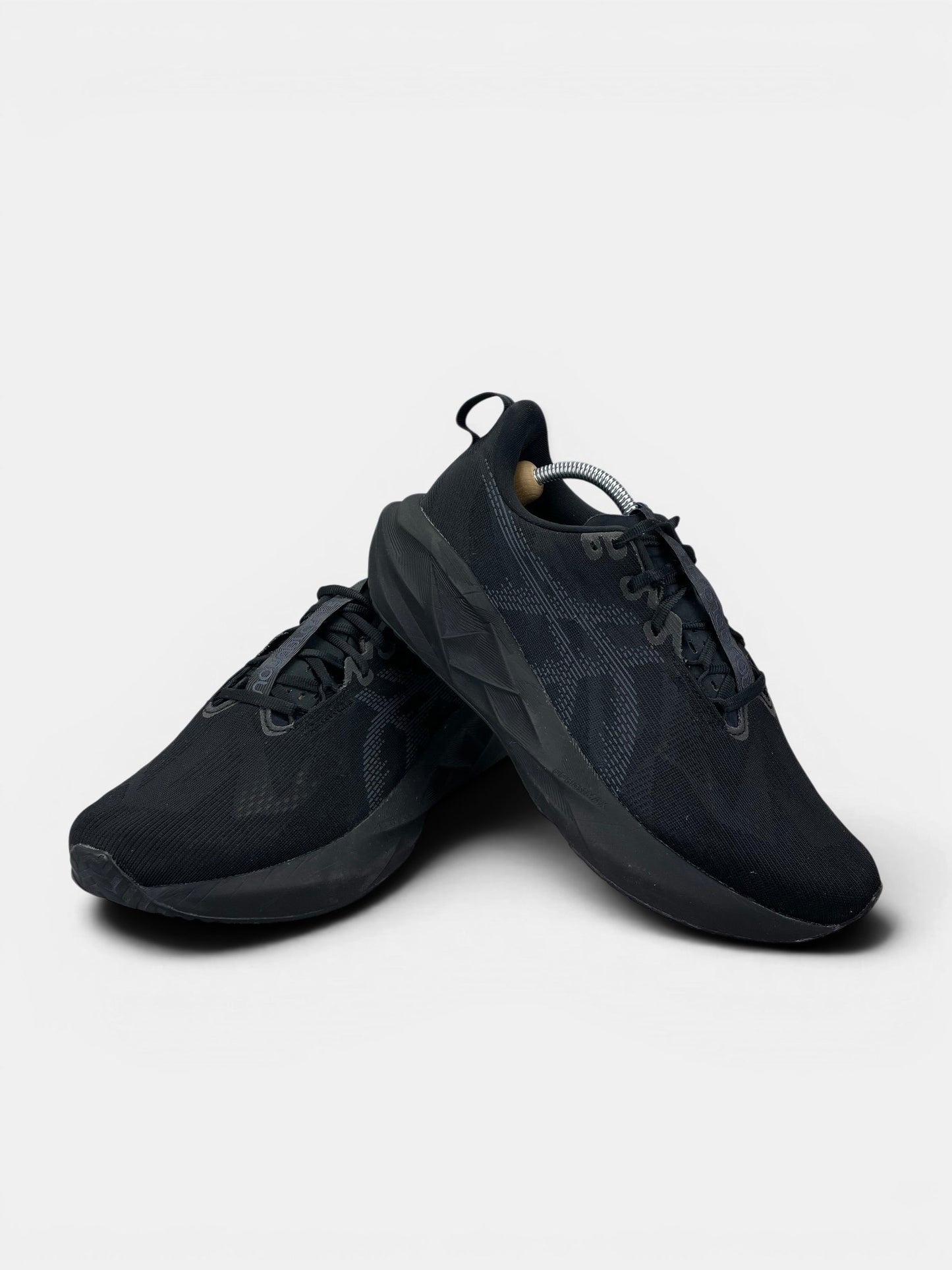 Asics Novablast 5 — buty sportowe męskie w bardzo dobrym stanie rozmiar 44, boczny profil
