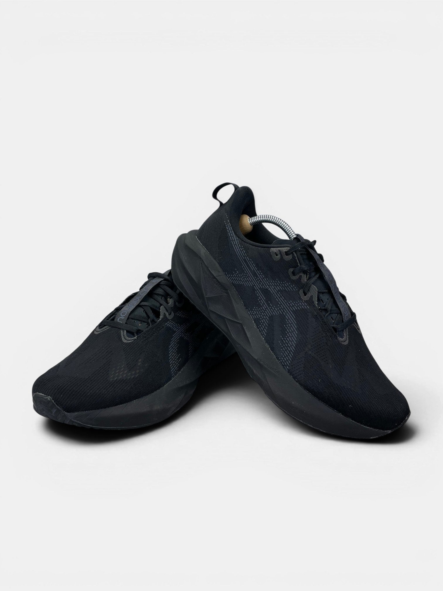 Asics Novablast 5 — buty sportowe męskie w bardzo dobrym stanie rozmiar 44, boczny profil