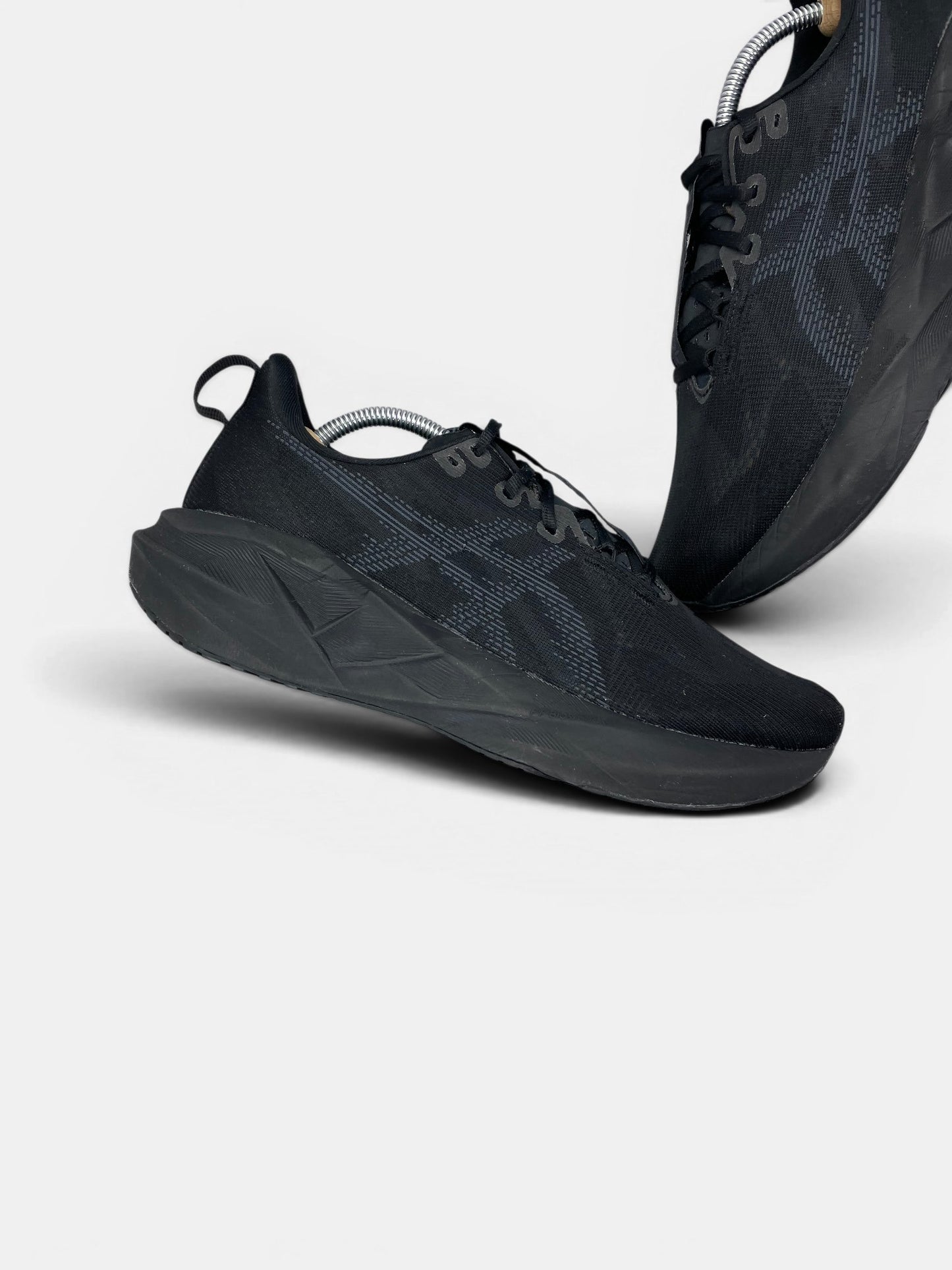 Asics Novablast 5 — buty sportowe męskie w bardzo dobrym stanie rozmiar 44, zewnętrzny panel lewego buta