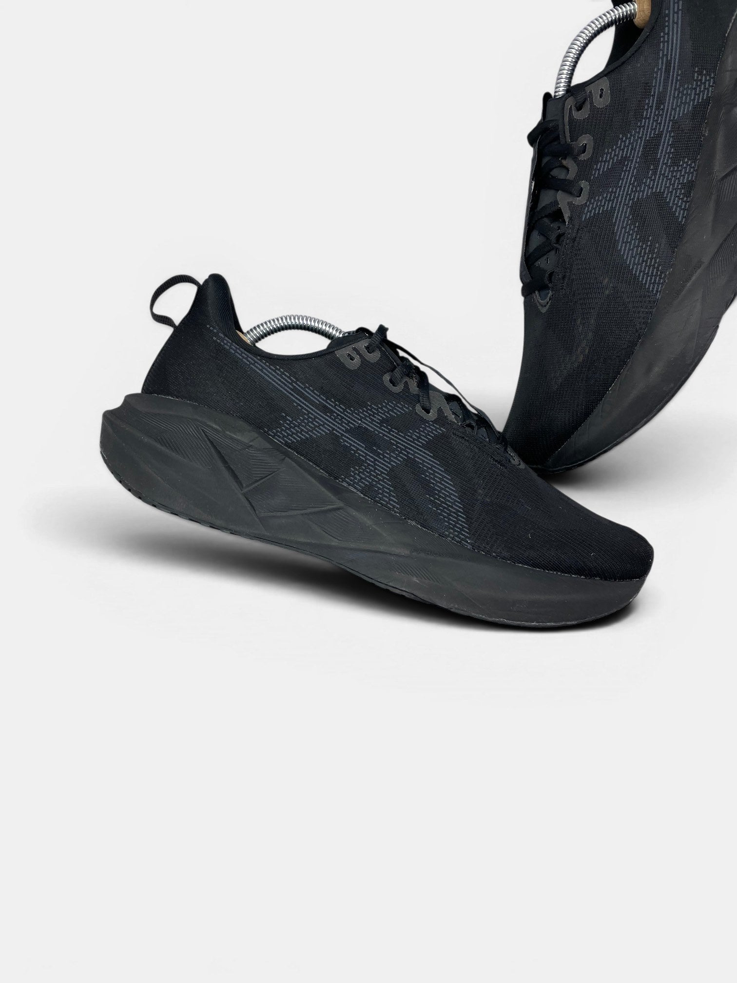 Asics Novablast 5 — buty sportowe męskie w bardzo dobrym stanie rozmiar 44, zewnętrzny panel lewego buta
