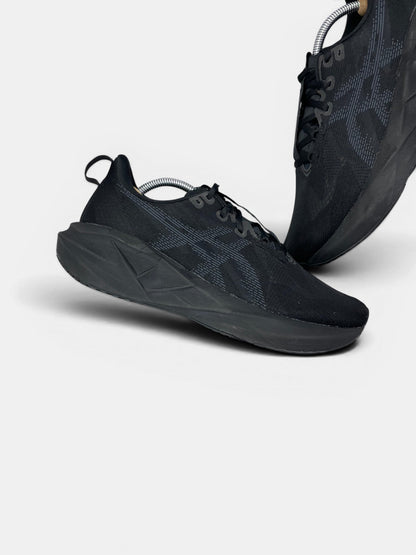 Asics Novablast 5 — buty sportowe męskie w bardzo dobrym stanie rozmiar 44, zewnętrzny panel lewego buta