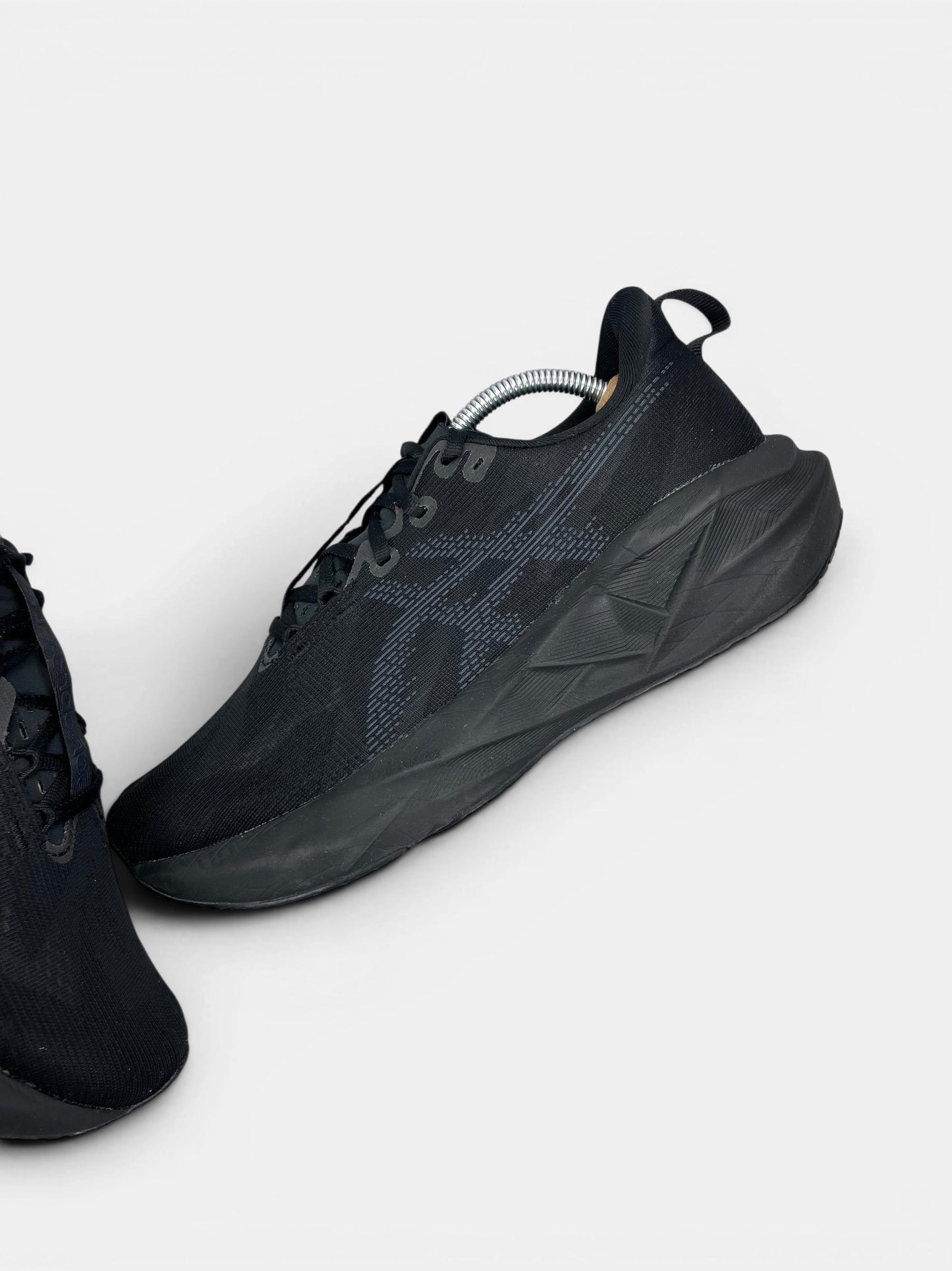 Asics Novablast 5 — buty sportowe męskie w bardzo dobrym stanie rozmiar 44, widok z góry na wewnętrzną stronę butów