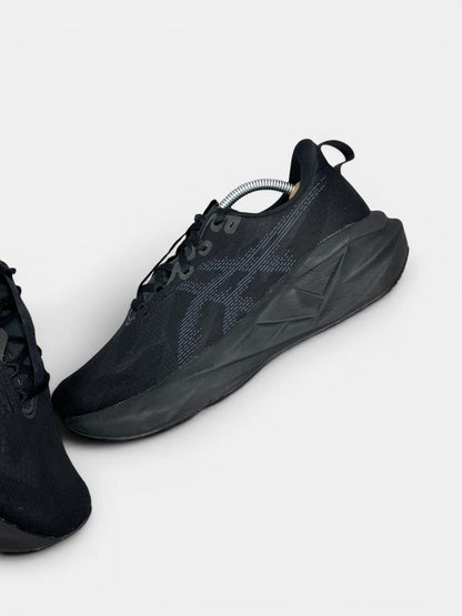 Asics Novablast 5 — buty sportowe męskie w bardzo dobrym stanie rozmiar 44, widok z góry na wewnętrzną stronę butów
