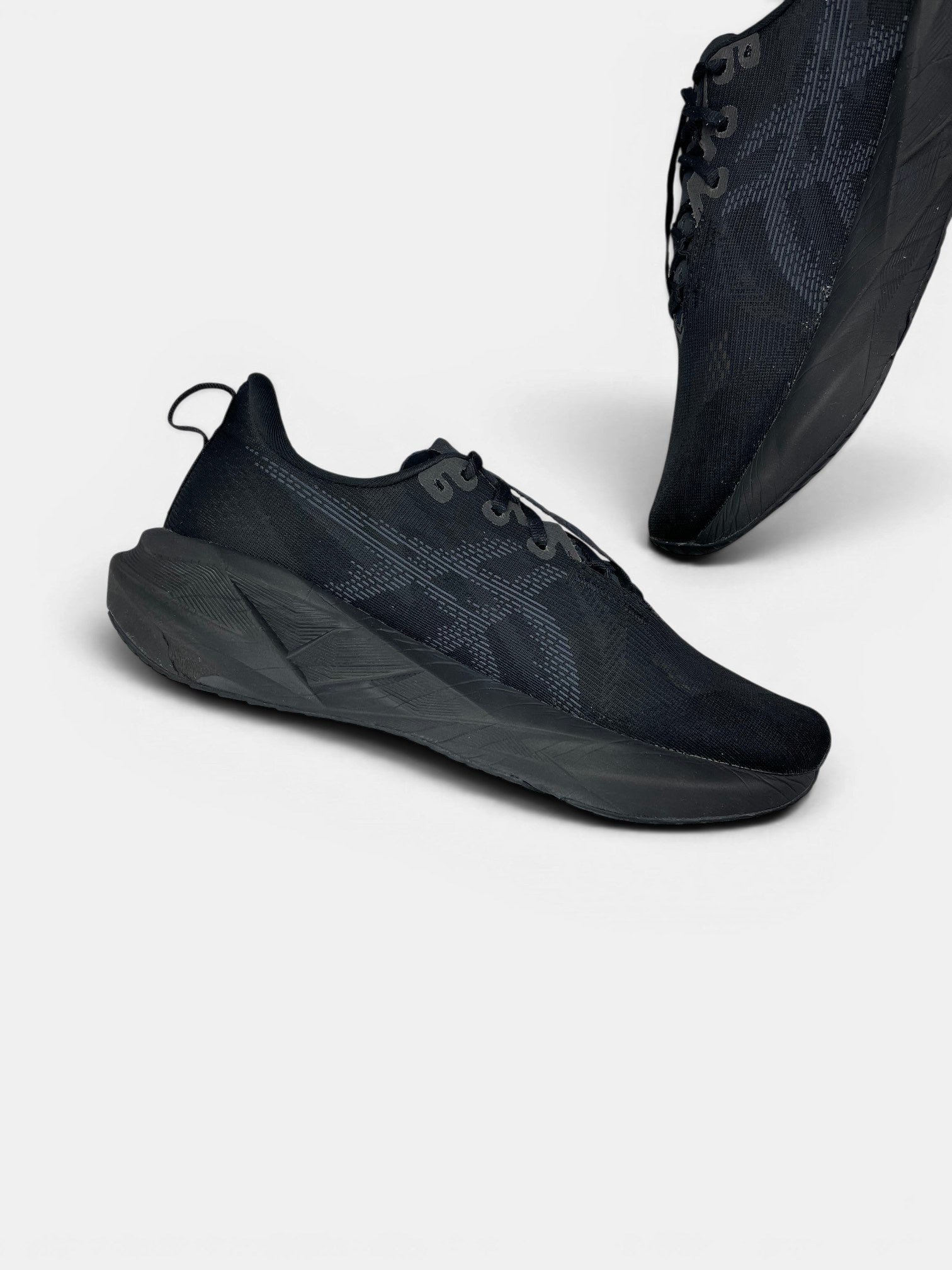 Asics Novablast 5 — buty sportowe męskie w bardzo dobrym stanie rozmiar 44, wewnętrzny panel lewego buta