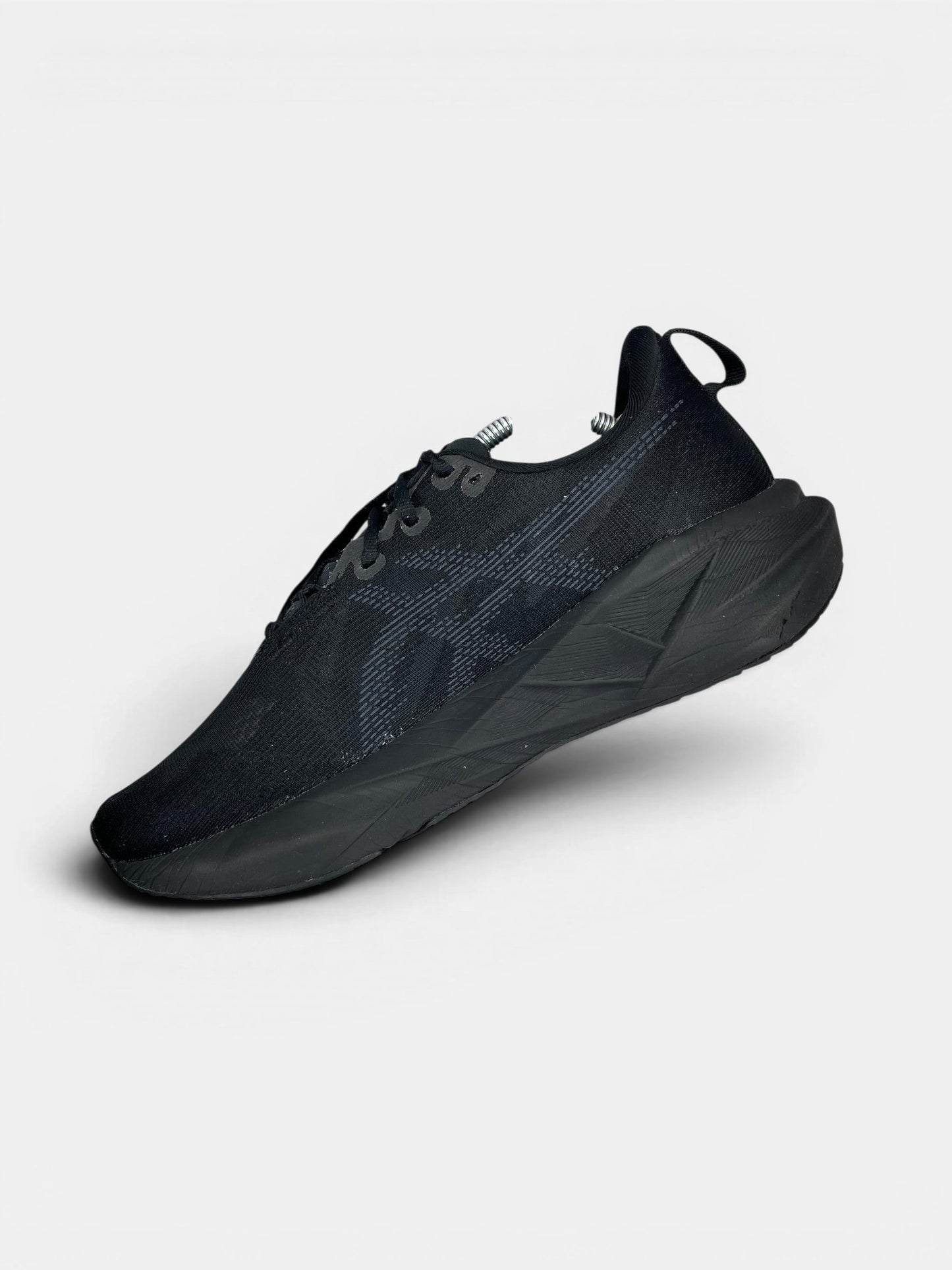 Asics Novablast 5 — buty sportowe męskie w bardzo dobrym stanie rozmiar 44, wewnętrzny panel prawego buta