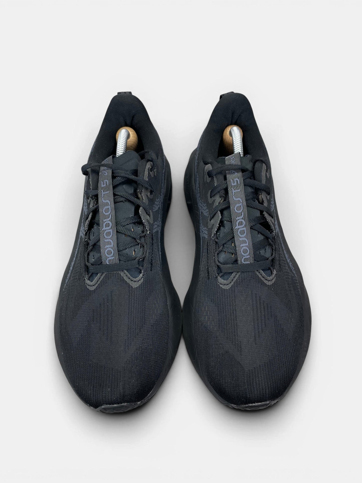 Asics Novablast 5 — buty sportowe męskie w bardzo dobrym stanie rozmiar 44, widok z góry