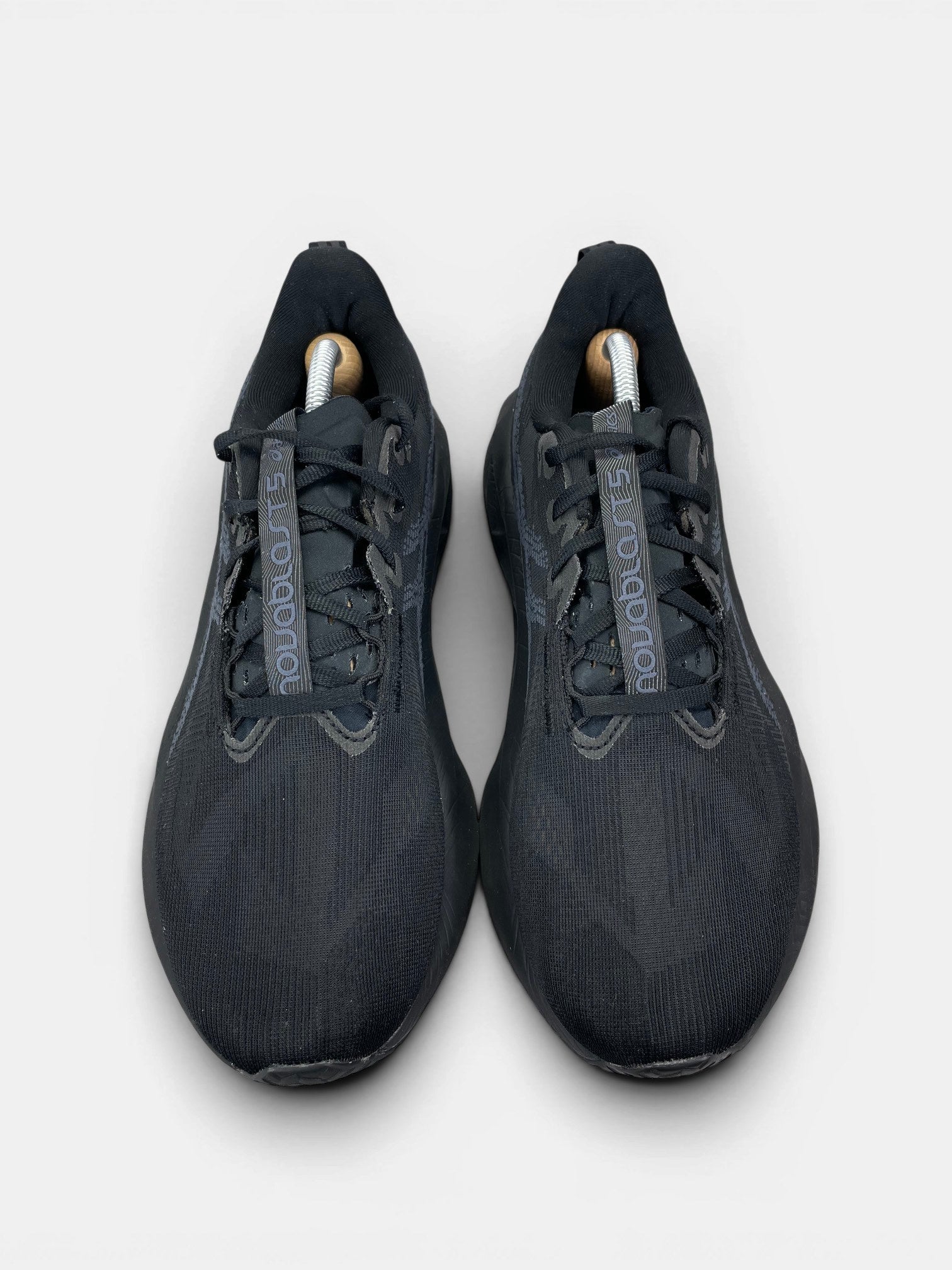 Asics Novablast 5 — buty sportowe męskie w bardzo dobrym stanie rozmiar 44, widok z góry