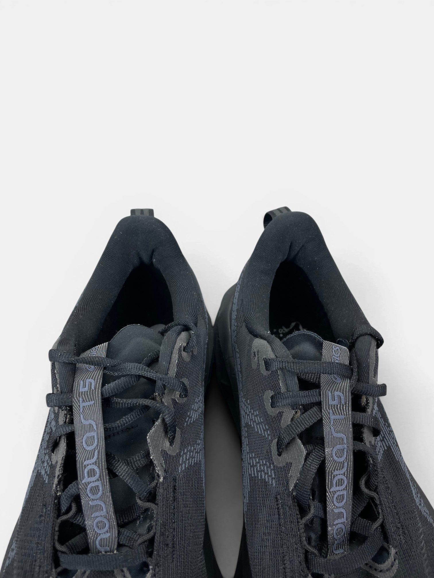 Asics Novablast 5 — buty sportowe męskie w bardzo dobrym stanie rozmiar 44, zapiętki butów