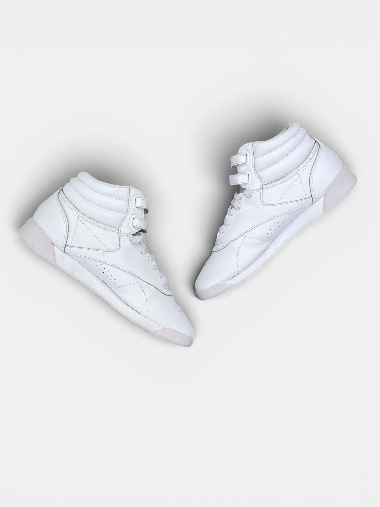 Reebok HiSneakers — buty sportowe damskie w bardzo dobrym stanie rozmiar 40.5, zewnętrzny panel prawego buta