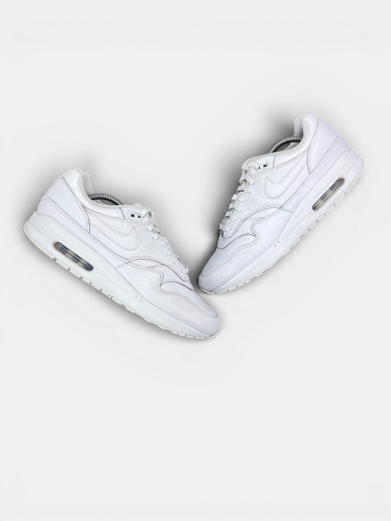 Nike Air Max 1 White Snakeskin — buty sportowe męskie w bardzo dobrym stanie rozmiar 44.5, widok z góry na zewnętrzną stronę butów