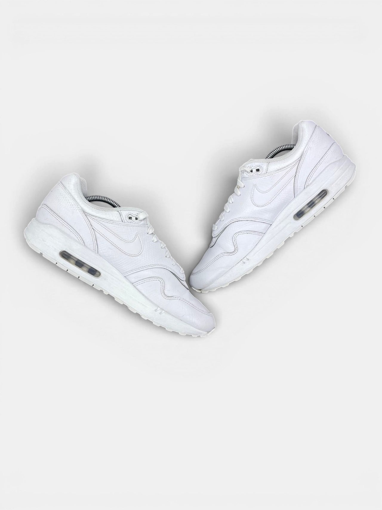 Nike Air Max 1 White Snakeskin — buty sportowe męskie w bardzo dobrym stanie rozmiar 44.5, zewnętrzny panel prawego buta