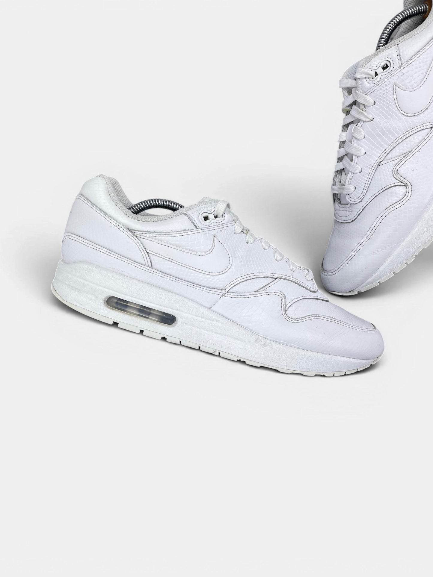 Nike Air Max 1 White Snakeskin — buty sportowe męskie w bardzo dobrym stanie rozmiar 44.5, zewnętrzny panel lewego buta