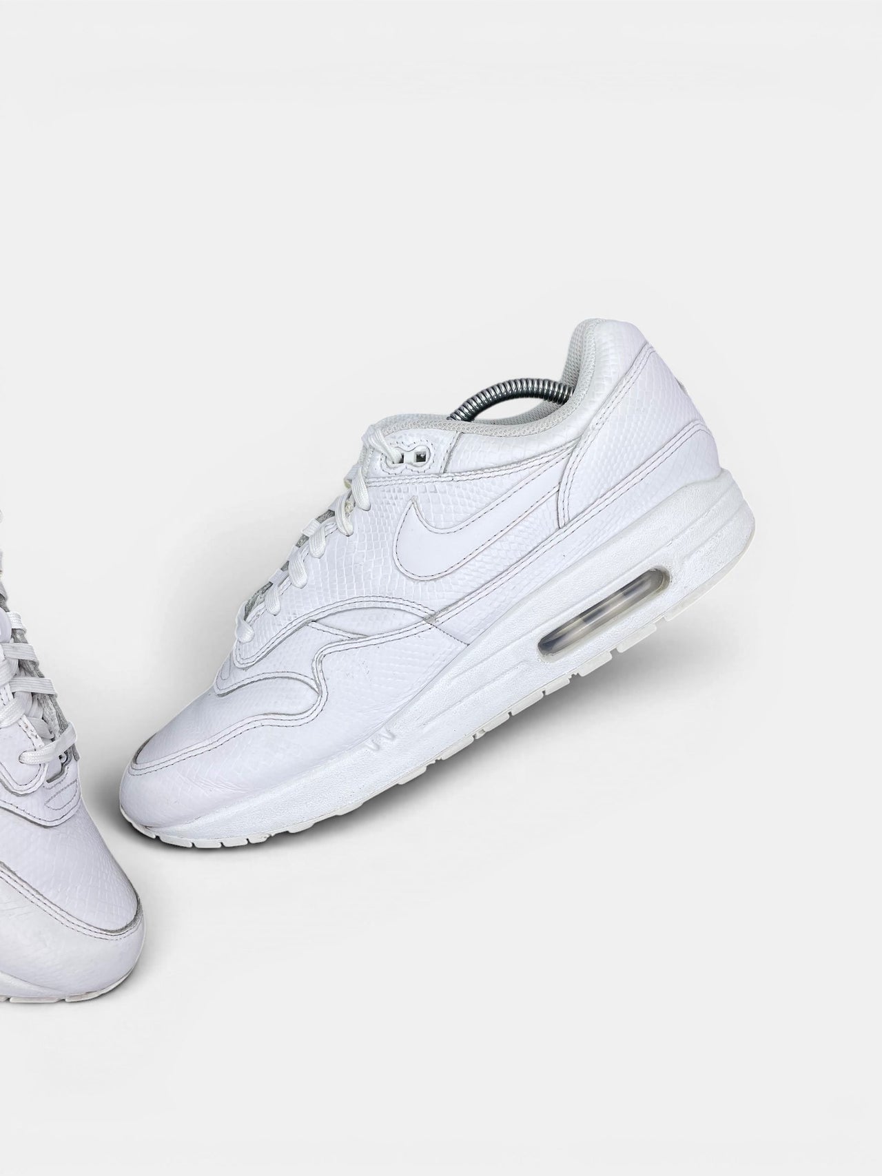 Nike Air Max 1 White Snakeskin — buty sportowe męskie w bardzo dobrym stanie rozmiar 44.5, widok z góry na wewnętrzną stronę butów